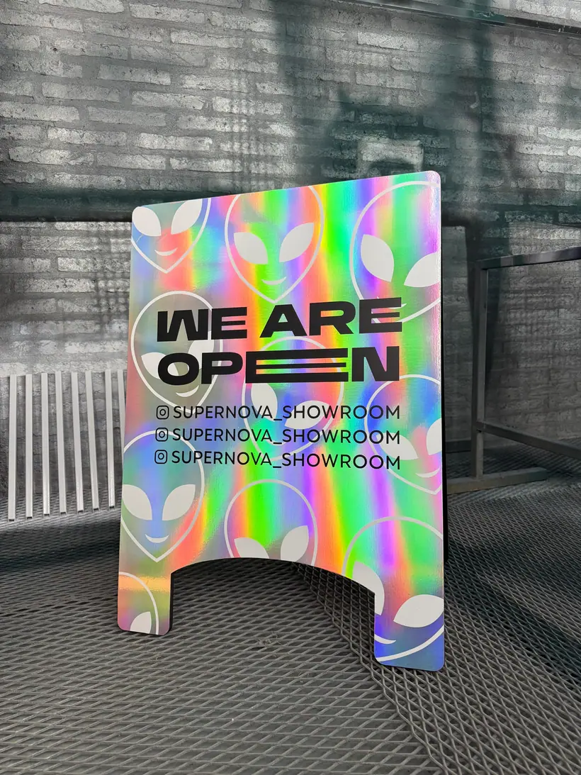 Supernova Showroom — Caballete con laminado holográfico. Trabajo de Zengráfica en San Lorenzo, Santa Fe.