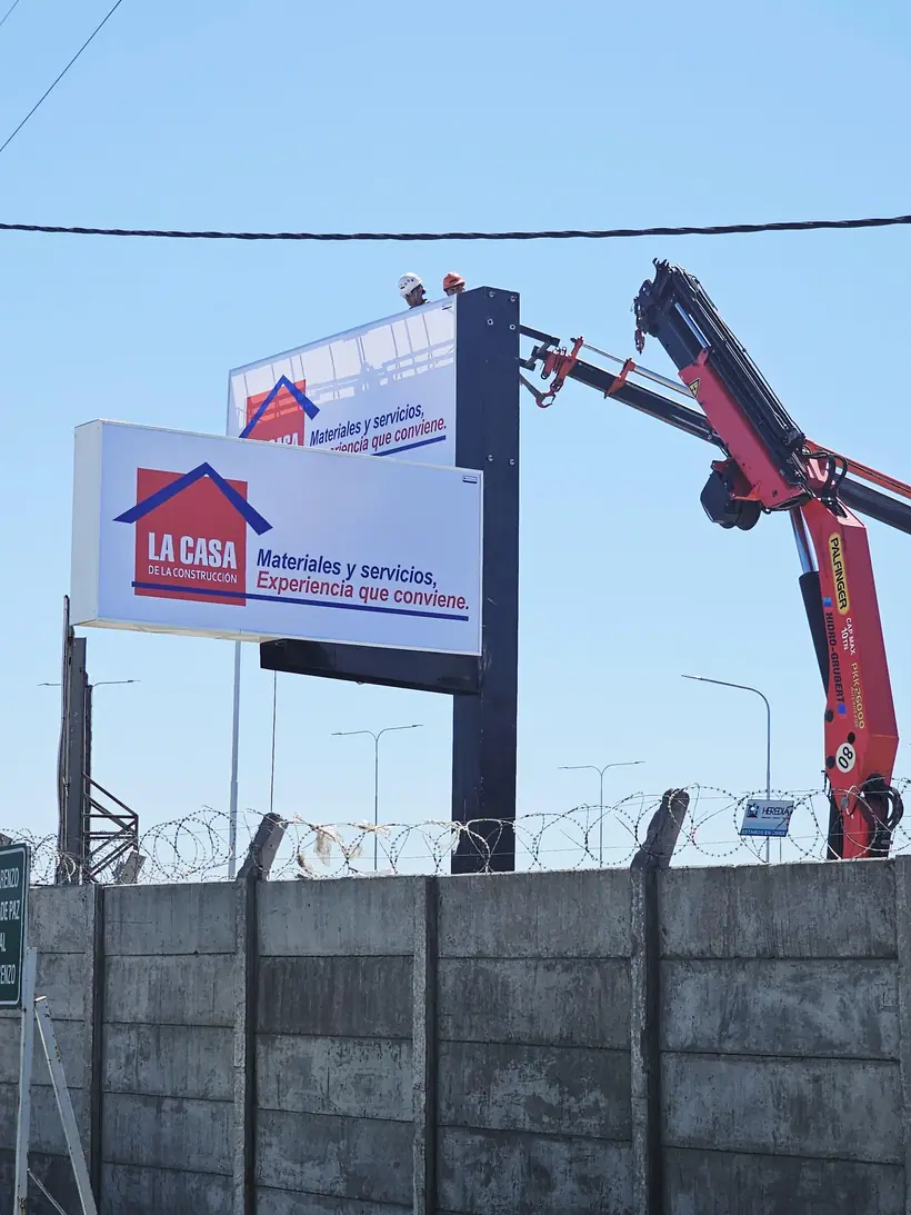 La Casa Materiales — Cartel vial montado con hidrogrúa. Trabajo de Zengráfica en San Lorenzo, Santa Fe.