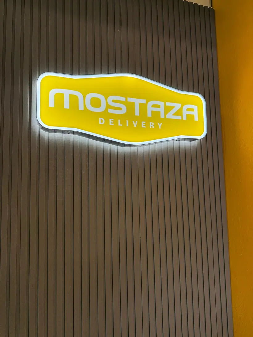 Mostaza Delivery — Corpóreo iluminado sobre fachada. Trabajo de Zengráfica en San Lorenzo, Santa Fe.