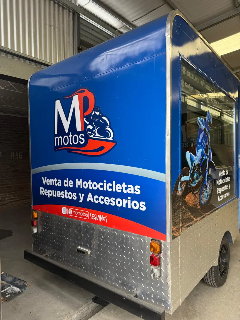 MP Motos — Trailer de exhibición full wrap. Trabajo de Zengráfica en San Lorenzo, Santa Fe.