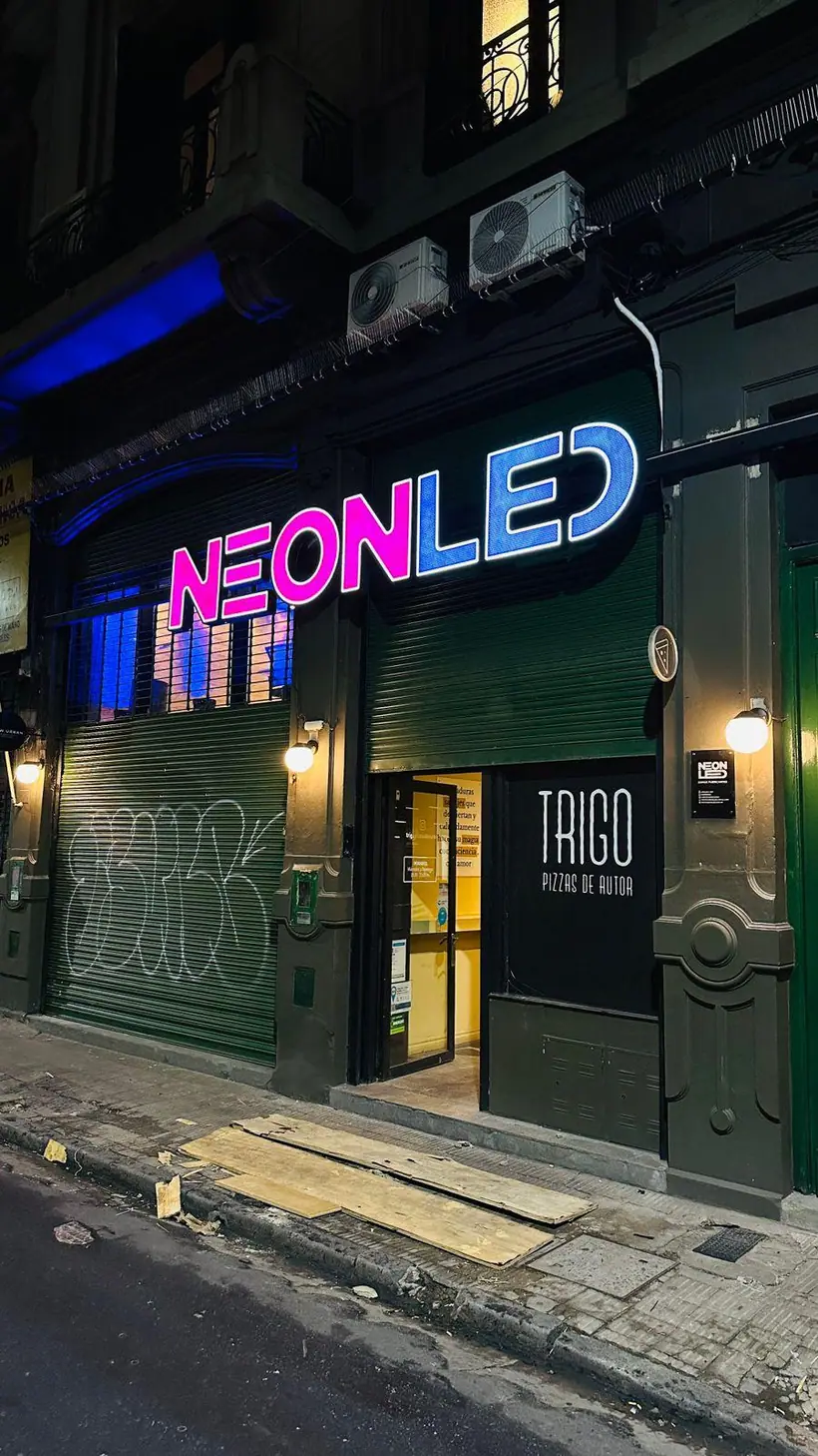 NEONLED — Frente iluminado con neón LED. Trabajo de Zengráfica en San Lorenzo, Santa Fe.