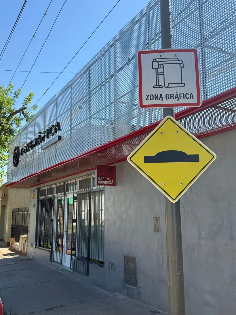 Señalética vial — Cartelería normalizada de tránsito. Trabajo de Zengráfica en San Lorenzo, Santa Fe.