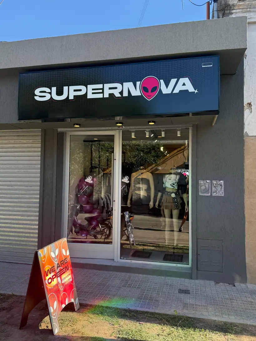 Supernova — Frente comercial iluminado. Trabajo de Zengráfica en San Lorenzo, Santa Fe.