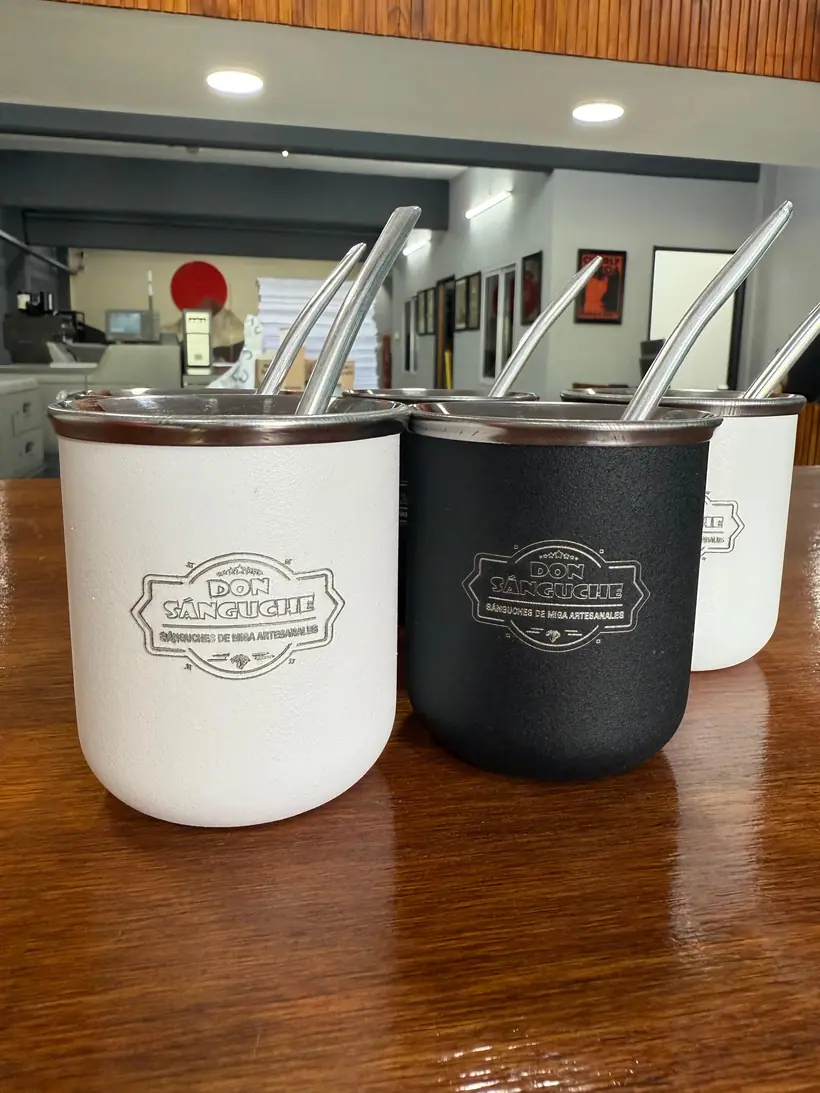Vasos térmicos — Grabado láser sobre acero. Trabajo de Zengráfica en San Lorenzo, Santa Fe.